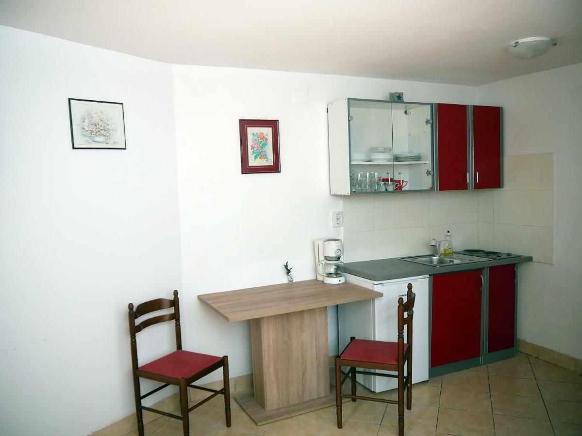 Apartment Gaga And Nia Krk Town Exterior photo